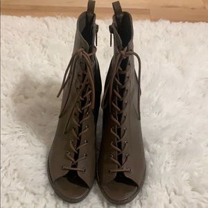 Open toe platform sandal.